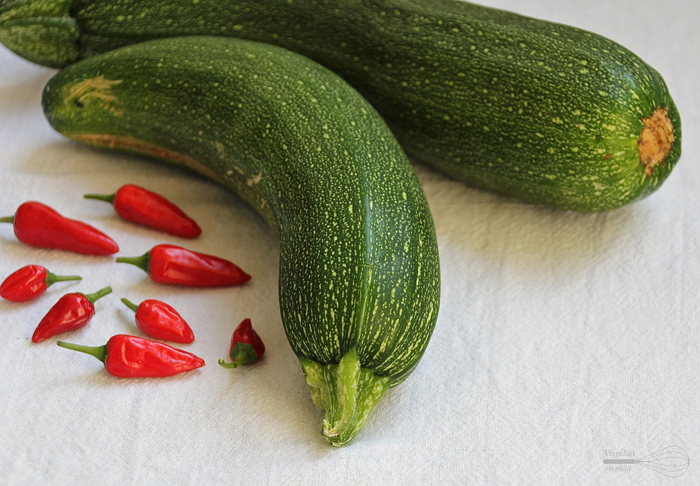 vispilän_viemää_kesäkurpitsa_chilejä