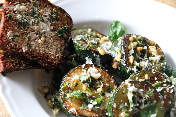 Vispilän_viemää_paistetut_kesäkurpitsat_leipä