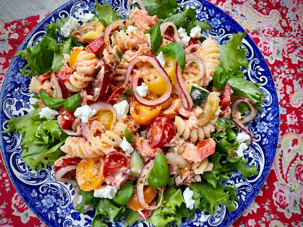 kierremakaroiden seassa on erilaisia kasviksia ja lämminsavulohta